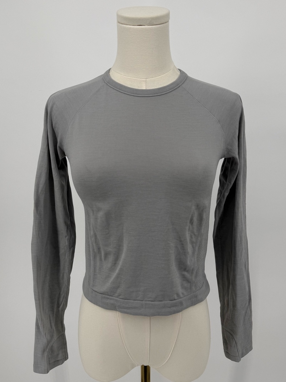 Athleta Momentum Seamless Long Sleeve Top Grey Workout Shirt Thumbholes Womens M